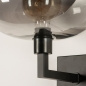 Foto 31017-24 detailfoto: Moderne zwarte wandlamp voorzien van een rookglazen kap, geschikt voor led verlichting.