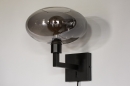 Foto 31040-10 schuinaanzicht: Moderne, mat zwarte wandlamp voorzien van een rookglazen kap, geschikt voor led verlichting.