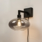 Foto 31040-11 schuinaanzicht: Moderne, mat zwarte wandlamp voorzien van een rookglazen kap, geschikt voor led verlichting.
