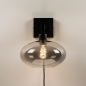 Foto 31040-12 vooraanzicht: Moderne, mat zwarte wandlamp voorzien van een rookglazen kap, geschikt voor led verlichting.