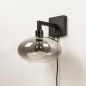 Foto 31040-16 schuinaanzicht: Moderne, mat zwarte wandlamp voorzien van een rookglazen kap, geschikt voor led verlichting.