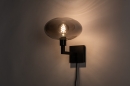Foto 31040-3 schuinaanzicht: Moderne, mat zwarte wandlamp voorzien van een rookglazen kap, geschikt voor led verlichting.