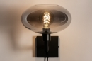 Foto 31040-5 vooraanzicht: Moderne, mat zwarte wandlamp voorzien van een rookglazen kap, geschikt voor led verlichting.