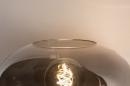 Foto 31040-7 detailfoto: Moderne, mat zwarte wandlamp voorzien van een rookglazen kap, geschikt voor led verlichting.