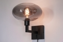 Foto 31040-9 schuinaanzicht: Moderne, mat zwarte wandlamp voorzien van een rookglazen kap, geschikt voor led verlichting.
