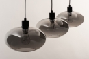 Foto 31041-6 schuinaanzicht: Retro hanglamp voorzien van drie glazen kappen in rookglas, geschikt voor vervangbaar led. 