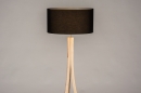 Foto 31048-5 niet_in_feed: Driepoot vloerlamp gemaakt van blank hout met zwarte kap