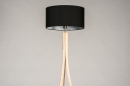 Foto 31048-6 niet_in_feed: Driepoot vloerlamp gemaakt van blank hout met zwarte kap