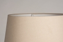 Foto 31059-11 niet_in_feed: Driepoot vloerlamp van hout met beige kap