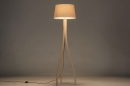 Foto 31059-2 vooraanzicht: Driepoot vloerlamp van hout met beige kap
