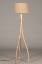 Foto 31059-3 niet_in_feed: Driepoot vloerlamp van hout met beige kap