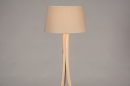 Foto 31059-5 niet_in_feed: Driepoot vloerlamp van hout met beige kap
