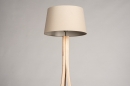 Foto 31059-7 niet_in_feed: Driepoot vloerlamp van hout met beige kap