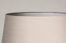 Foto 31061-11: Stilvolle Stehlampe aus Holz / Stativlampe, mit taupefabenem Schirm, geeignet für LED-Beleuchtung.
