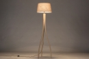 Foto 31061-2 vooraanzicht: Driepoot vloerlamp van hout met taupe kap