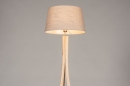Foto 31061-4 detailfoto: Driepoot vloerlamp van hout met taupe kap