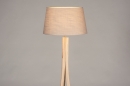 Foto 31061-5 niet_in_feed: Driepoot vloerlamp van hout met taupe kap