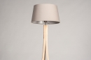 Foto 31061-7: Stilvolle Stehlampe aus Holz / Stativlampe, mit taupefabenem Schirm, geeignet für LED-Beleuchtung.