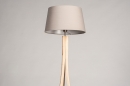 Foto 31061-7 niet_in_feed: Driepoot vloerlamp van hout met taupe kap