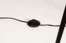 Foto 31062-12 detailfoto: Zwarte driepoot vloerlamp met taupe lampenkap van stof