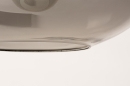 Foto 31066-10 detailfoto: Fraai design tafellamp in mat stalen uitvoering voorzien van rookglazen kap.