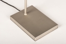 Foto 31066-11 detailfoto: Fraai design tafellamp in mat stalen uitvoering voorzien van rookglazen kap.