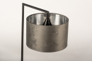 Foto 31071-5 schuinaanzicht: Zwarte tafellamp in strak design met luxe grijze velvet lampenkap