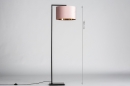 Foto 31084-11 maatindicatie: Strakke zwarte staande lamp met luxe lampenkap van fluweel in roze met koper