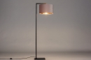 Foto 31084-12 zijaanzicht: Strakke zwarte staande lamp met luxe lampenkap van fluweel in roze met koper