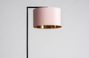 Foto 31084-13 zijaanzicht: Strakke zwarte staande lamp met luxe lampenkap van fluweel in roze met koper