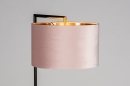 Foto 31084-14 schuinaanzicht: Strakke zwarte staande lamp met luxe lampenkap van fluweel in roze met koper