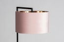 Foto 31084-15 schuinaanzicht: Strakke zwarte staande lamp met luxe lampenkap van fluweel in roze met koper