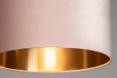 Foto 31084-6 detailfoto: Strakke zwarte staande lamp met luxe lampenkap van fluweel in roze met koper