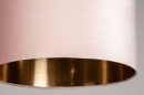 Foto 31084-7 detailfoto: Strakke zwarte staande lamp met luxe lampenkap van fluweel in roze met koper