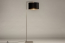 Foto 31094-12 zijaanzicht: Strakke staande schemerlamp met luxe lampenkap in zwart met goud