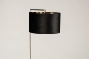 Foto 31094-15 schuinaanzicht: Strakke staande schemerlamp met luxe lampenkap in zwart met goud