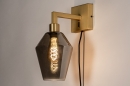 Foto 31111-11 schuinaanzicht: Messing wandlamp in hotel chique stijl met kelk van rookglas