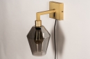 Foto 31111-12 schuinaanzicht: Messing wandlamp in hotel chique stijl met kelk van rookglas