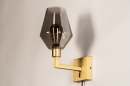 Foto 31111-7 schuinaanzicht: Messing wandlamp in hotel chique stijl met kelk van rookglas