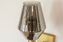 Foto 31111-9 detailfoto: Messing wandlamp in hotel chique stijl met kelk van rookglas