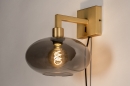 Foto 31112-11 schuinaanzicht: Moderne, mat messing wandlamp voorzien van een rookglazen kap, geschikt voor led verlichting.