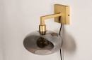 Foto 31112-12 schuinaanzicht: Moderne, mat messing wandlamp voorzien van een rookglazen kap, geschikt voor led verlichting.