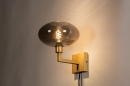 Foto 31112-2 schuinaanzicht: Moderne, mat messing wandlamp voorzien van een rookglazen kap, geschikt voor led verlichting.