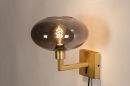 Foto 31112-3 schuinaanzicht: Moderne, mat messing wandlamp voorzien van een rookglazen kap, geschikt voor led verlichting.