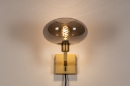 Foto 31112-4 vooraanzicht: Moderne, mat messing wandlamp voorzien van een rookglazen kap, geschikt voor led verlichting.