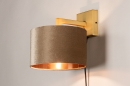 Foto 31115-11: Moderne wandlamp in messing voorzien van een taupekleurige, stoffen kap.