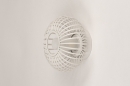 Foto 31119-1: Moderne, compacte wandlamp van gietijzer in een mat witte kleur, geschikt voor led verlichting.