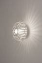 Foto 31119-2: Moderne, compacte wandlamp van gietijzer in een mat witte kleur, geschikt voor led verlichting.