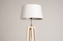 Foto 31126-6 detailfoto: Blankhouten vloerlamp Tripod met witte kap