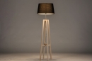 Foto 31127-10 schuinaanzicht: Blankhouten vloerlamp Tripod met zwarte stoffen kap